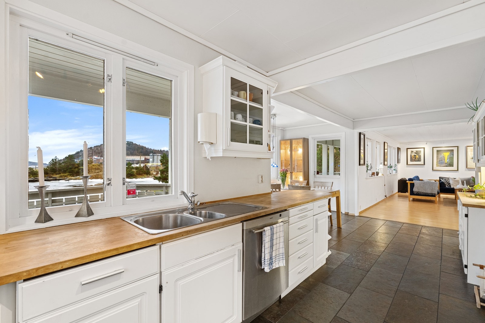 Store vindusflater gir godt med dagslys og en luftig romfølelse. Galleribilde