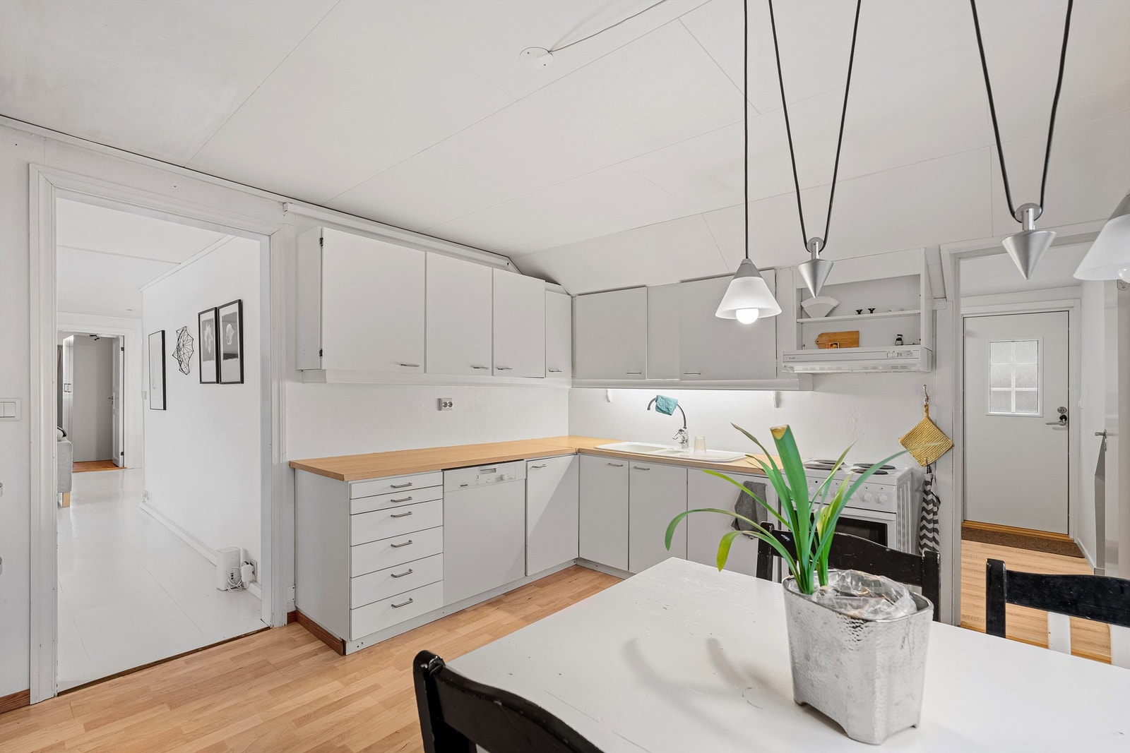 Romslig og funksjonelt kjøkken med gode arbeidsflater. Galleribilde