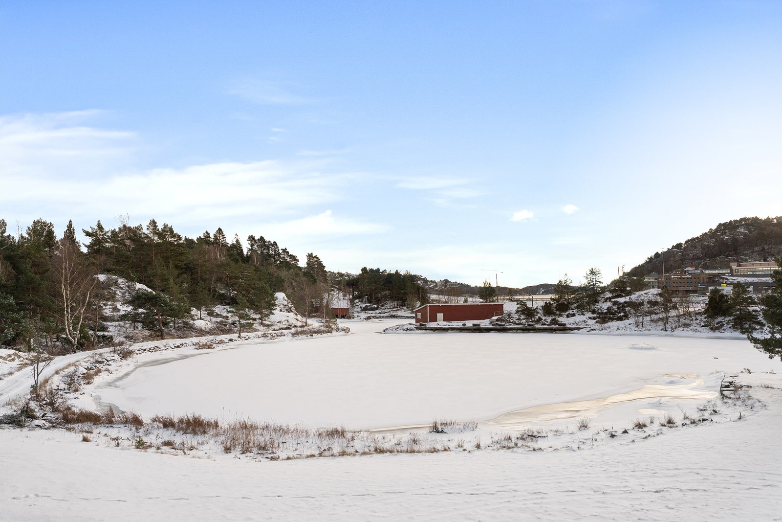 Kort vei til sjø og kystmiljø med gode tur- og friluftsmuligheter. Galleribilde