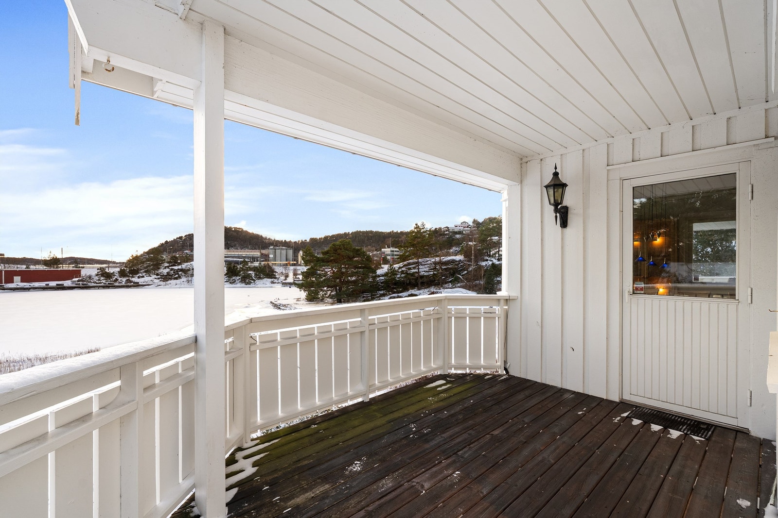 Overbygget terrasse med plass til utemøbler. Galleribilde