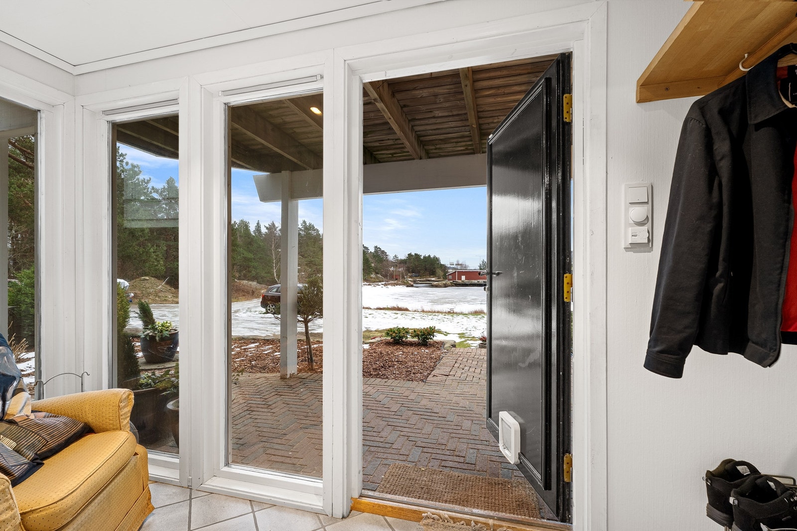 Praktisk vindfang med god plass til yttertøy og sko, og en ryddig overgang mellom ute og inne. Galleribilde
