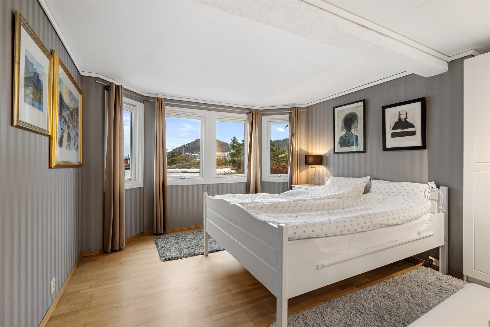 Behagelig soverom med rolig atmosfære og fleksible møbleringsmuligheter. Galleribilde