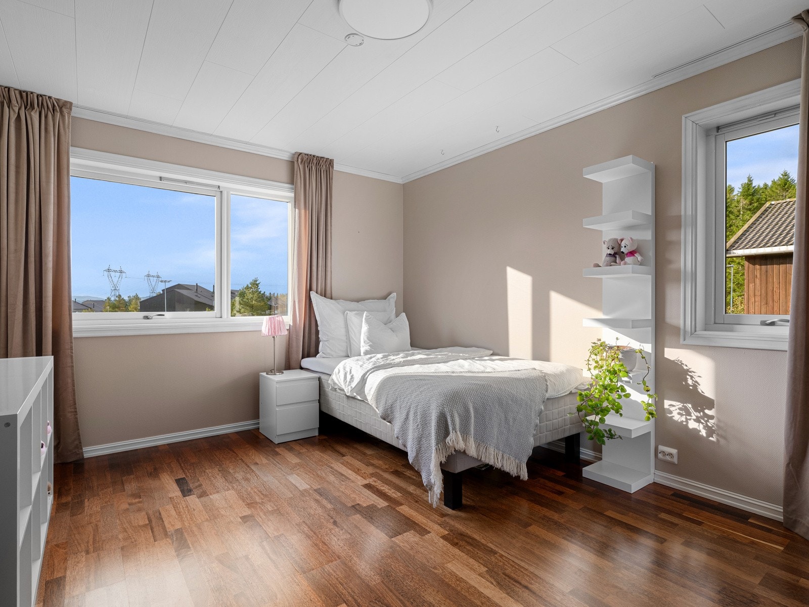 Ett av soverommene har tilknyttet walk-in garderobe. Galleribilde