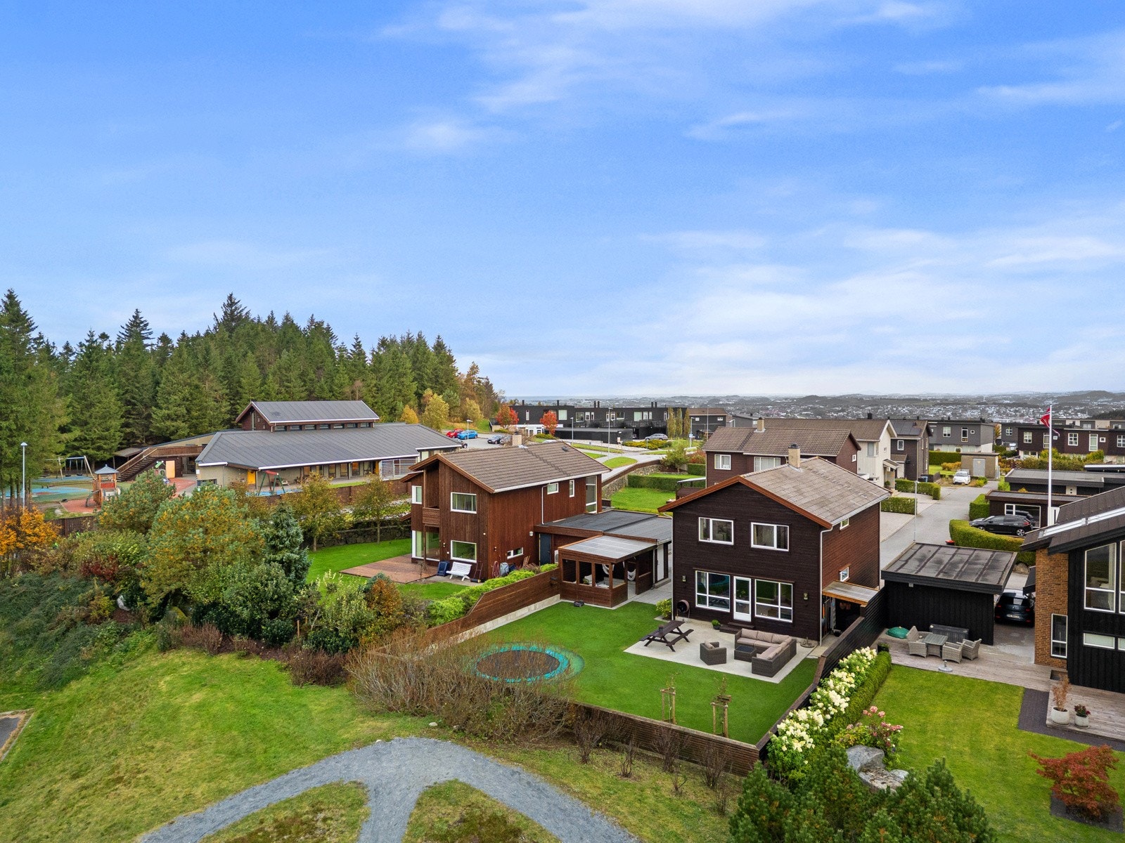 Hagen grenser til stort friområde med bl.a.sykkelbane og fotballøkke. Galleribilde