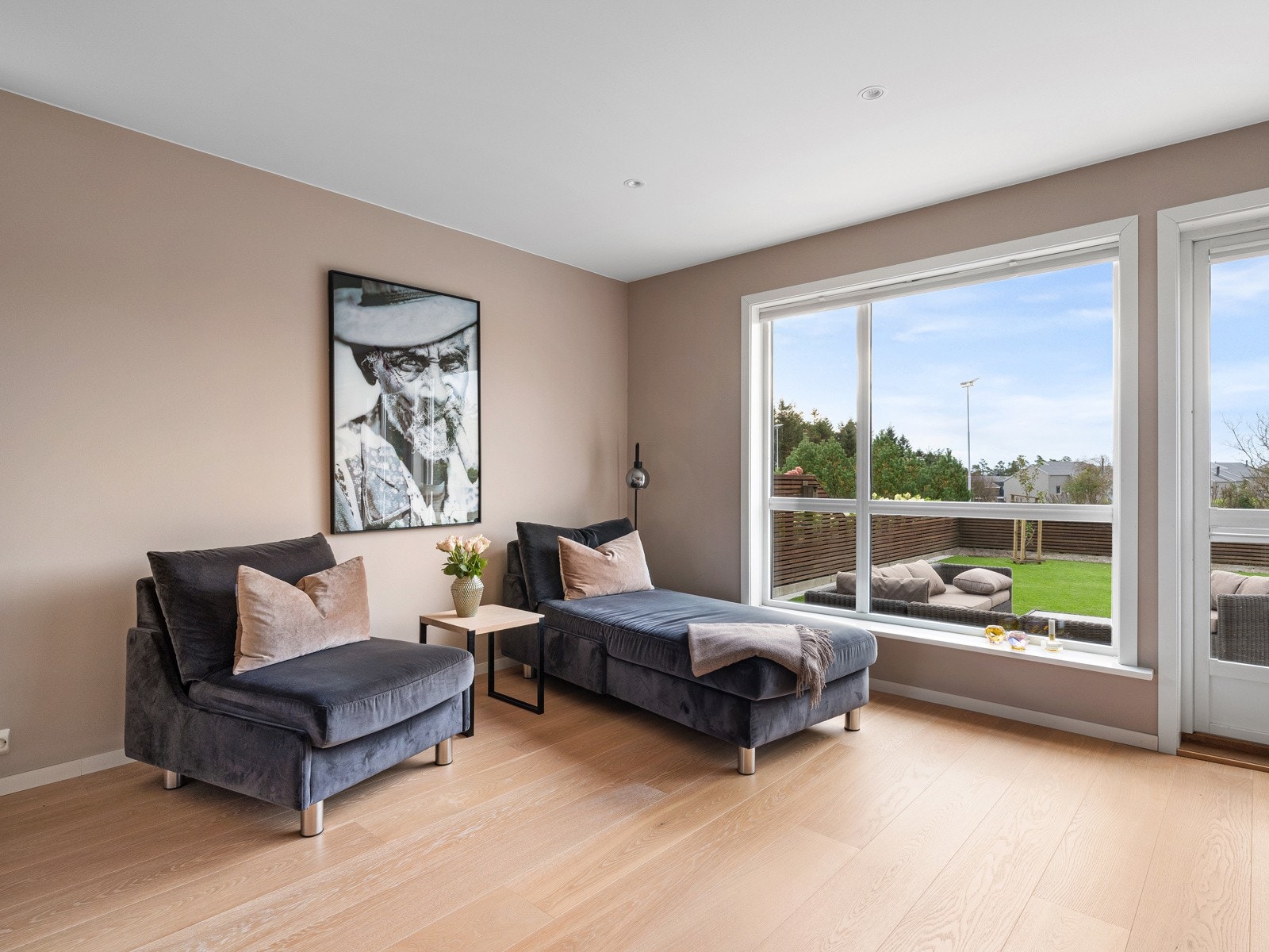 Stuedelen har en lun og behagelig atmosfære, med store vindusflater mot hagen som slipper inn rikelig med dagslys. Galleribilde