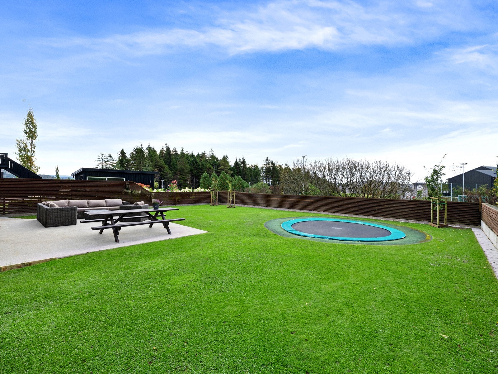 Romslige tomt på 505 kvm, med grense til friområde. Galleribilde