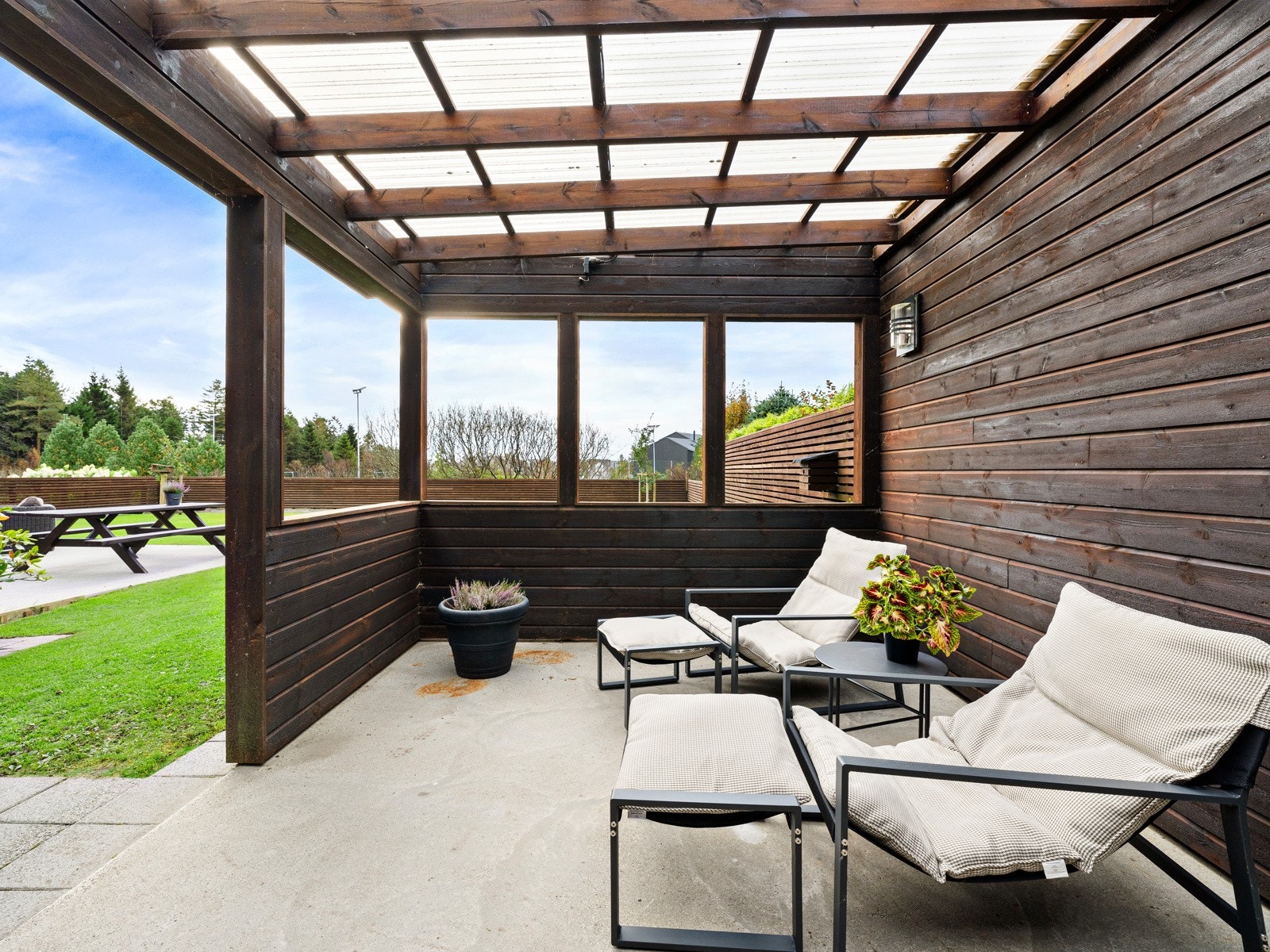 Pergola med tak gir gode rammer for grillkvelder - også når sommerregnet melder seg. Galleribilde