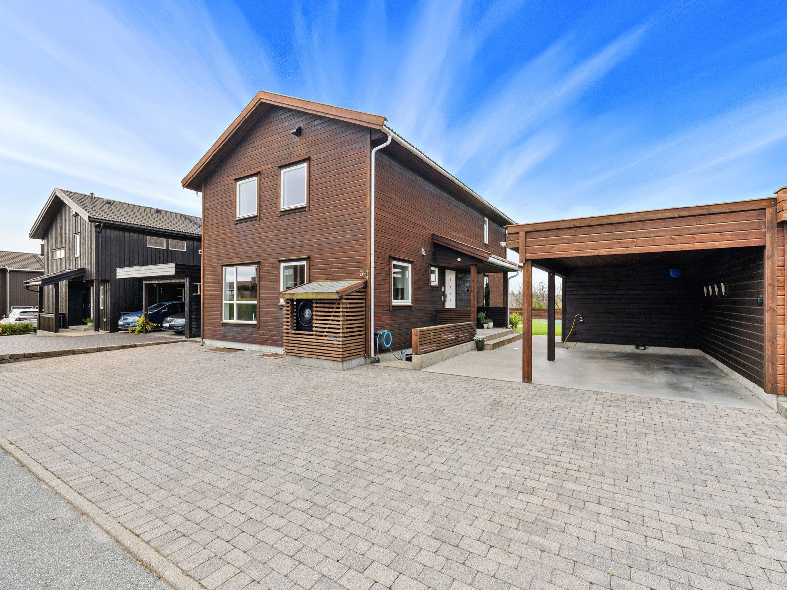 Carport med bod samt god plass i steinsatt gårdsrom. Galleribilde
