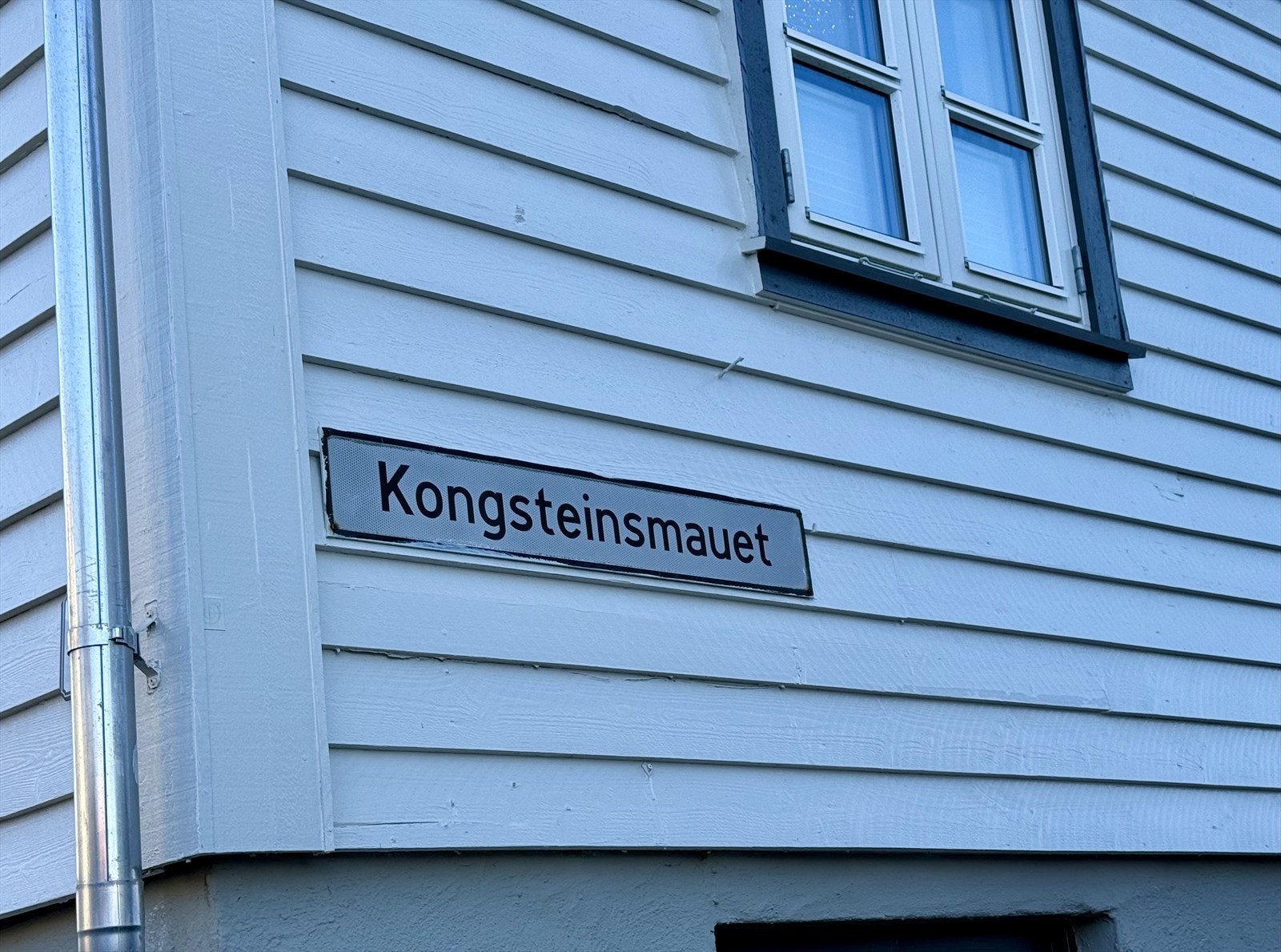 Garasje med inn og utkjørsel i Kongsteinsmauet Galleribilde