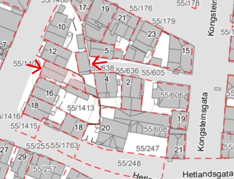 Pilene markerer huset og garasjen Galleribilde