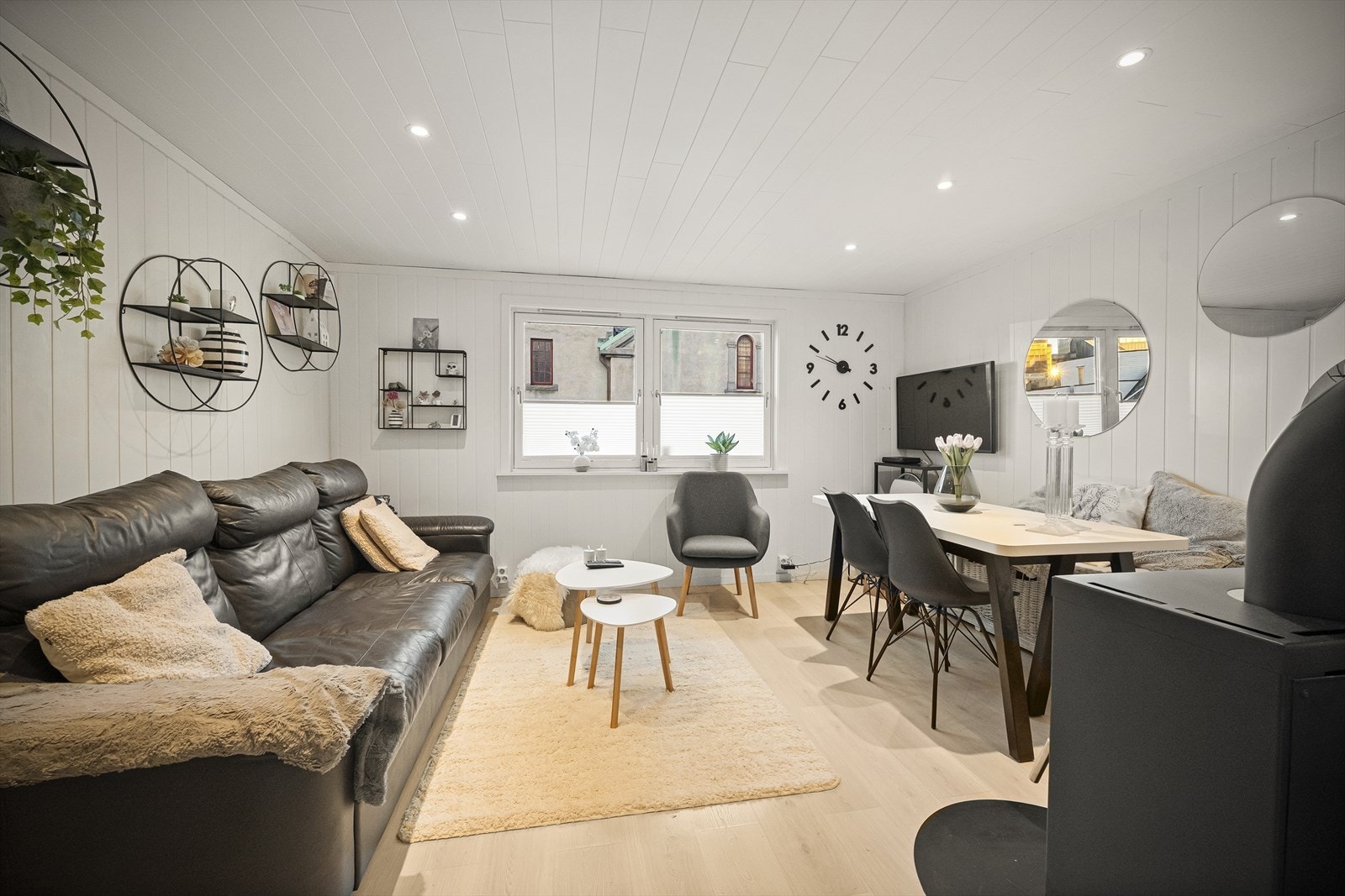 Lys og innbydende stue med moderne design og god plassutnyttelse, perfekt for avslapning og sosiale sammenkomster. Galleribilde
