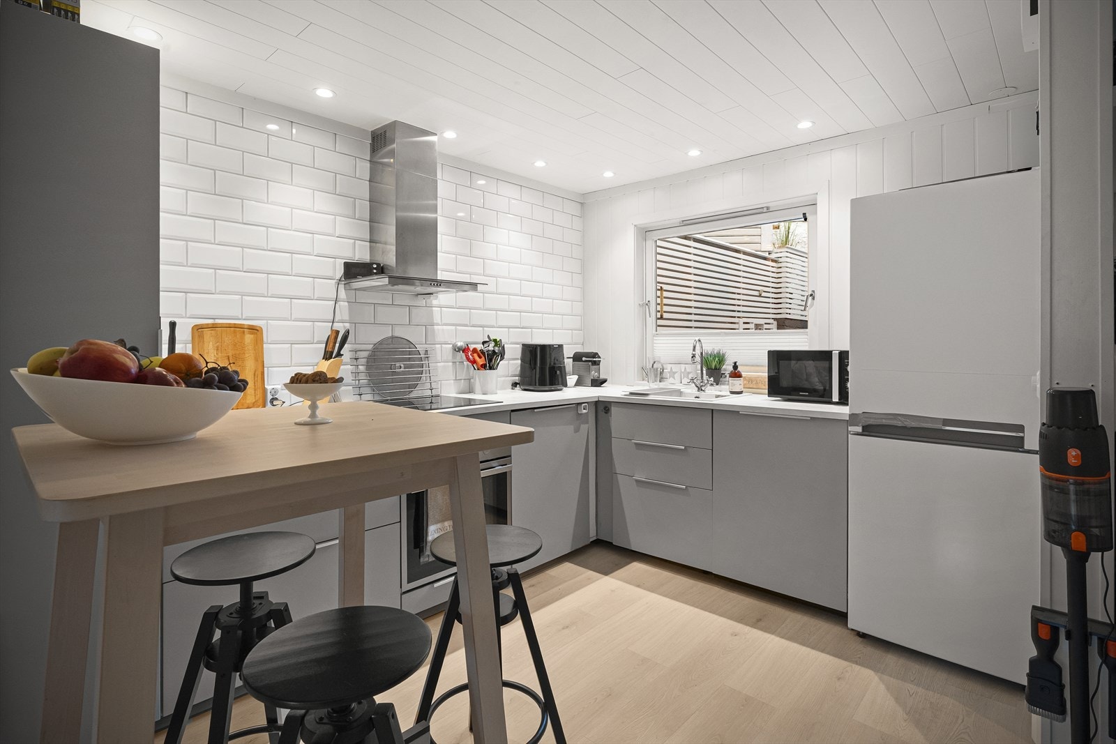 Moderne kjøkken med stilren design og praktisk innredning. Perfekt for matlaging og sosiale sammenkomster. Enkelt og elegant. Galleribilde