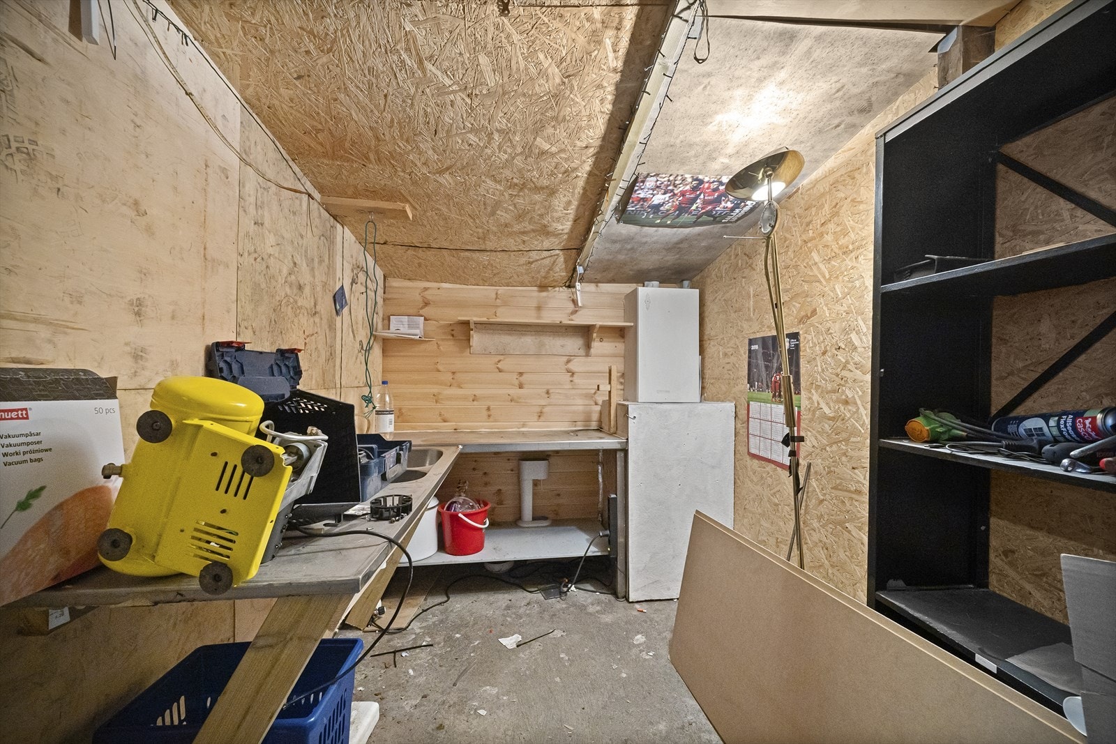 Bod i bakkant av garasje Galleribilde