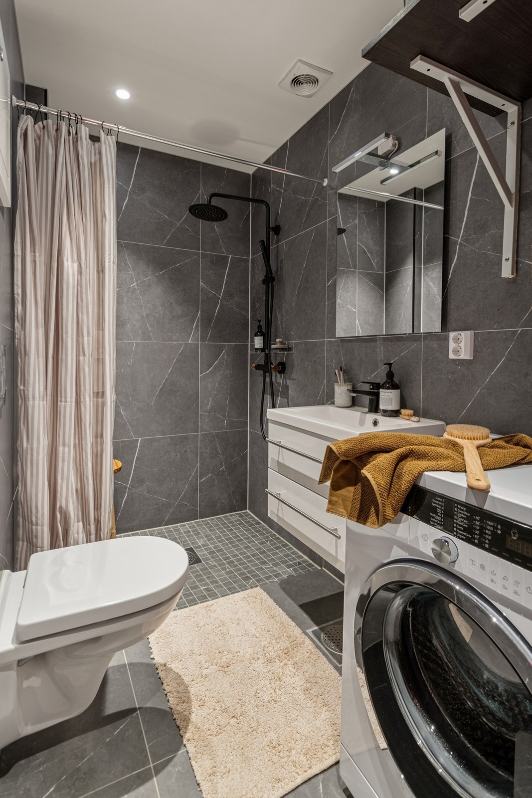 Lekkert baderom omfattende pusset opp i 2021 med flislagte gulv- og veggflater. Rommet er utstyrt med varmekabler i gulvet og downlights i himlingen. Vaskemaskin medfølger handelen. Galleribilde