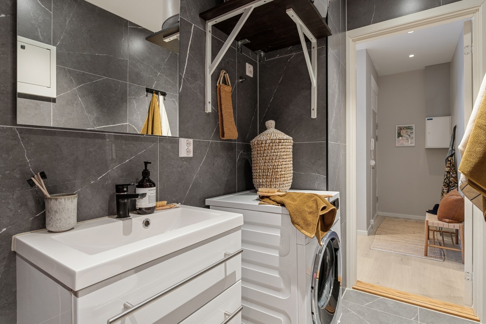 En varmtvannsbereder på ca. 120 liter er plassert på badet. Det er ikke søkt om bygging av bad i boligen, se punkt "ferdigattest" i salgsoppgaven for mer info. Galleribilde