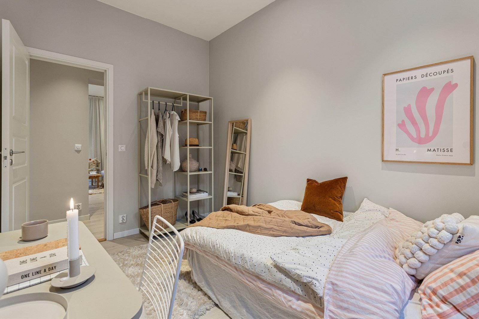 Begge soverommene har god plass til seng, nattbord og annet ønsket møblement. Galleribilde