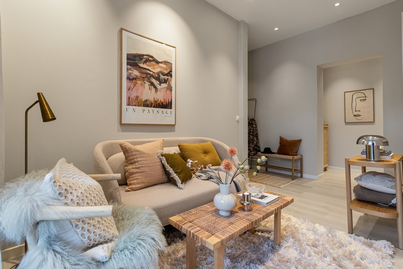 Vegger og vinduer nyere malt i 2026. Galleribilde