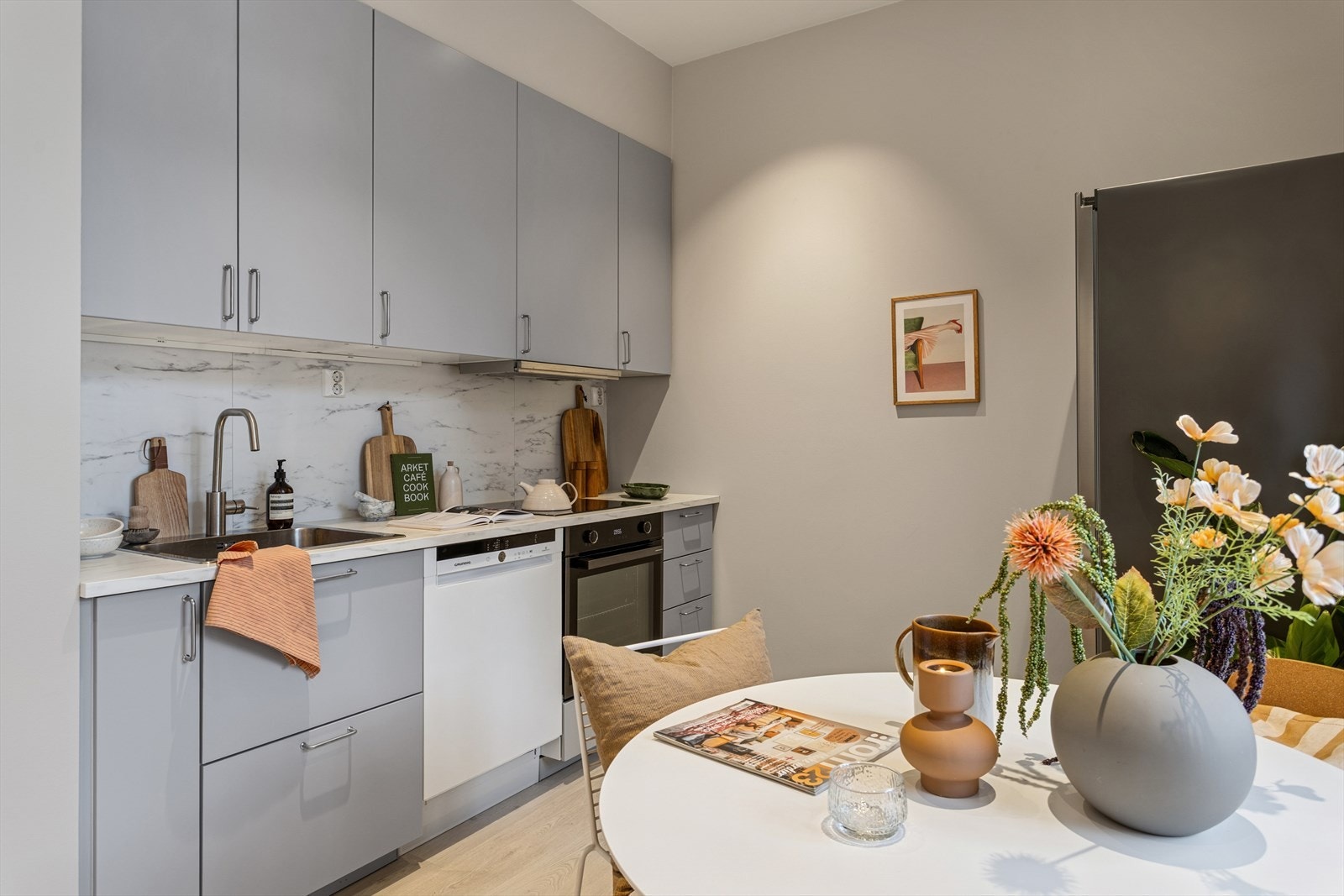 Kjøkkenet (helt nytt fra 2021) har en pen innredning med glatte fronter og en benkeplate i laminat, utstyrt med oppvaskkum og kjøkkenkran. Galleribilde