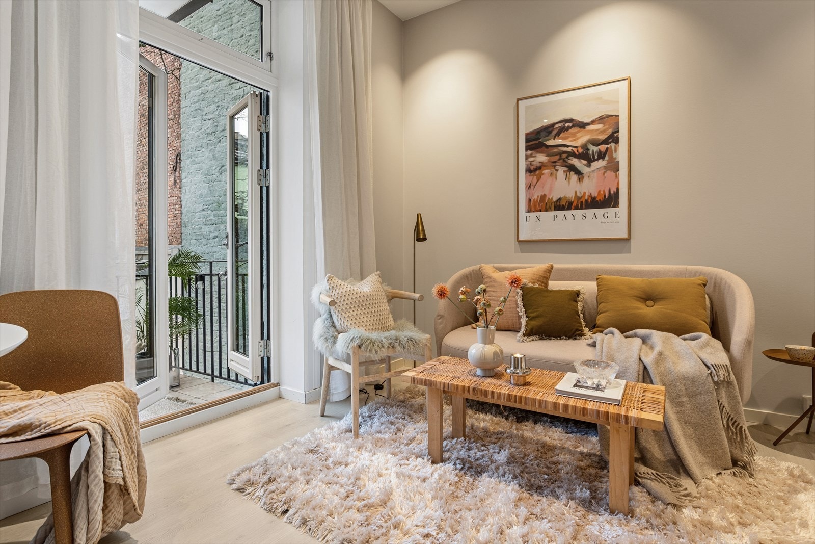 Store vinduer gir naturlig lysinnslipp og utsikt til balkongen. Galleribilde