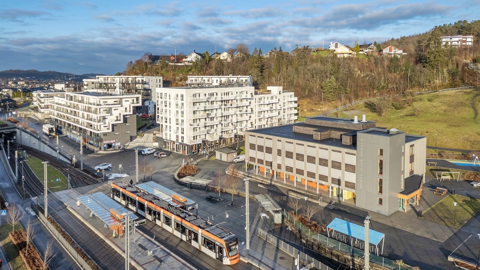 Sameiet ligger rett ved bybanestoppet Råstøl - Rema1000 ligger i nabobygget Galleribilde