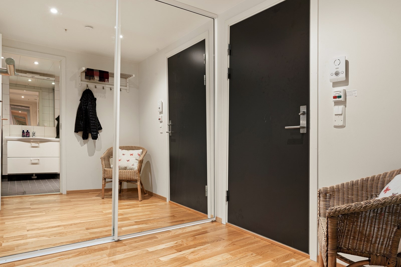 Praktisk skyvedørsgarderobe i gangen Galleribilde