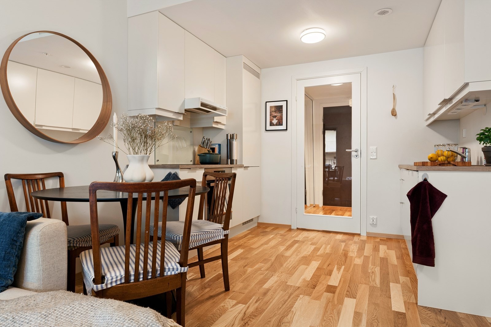 Kjøkken med integrerte hvitevarer og takhøye overskap Galleribilde