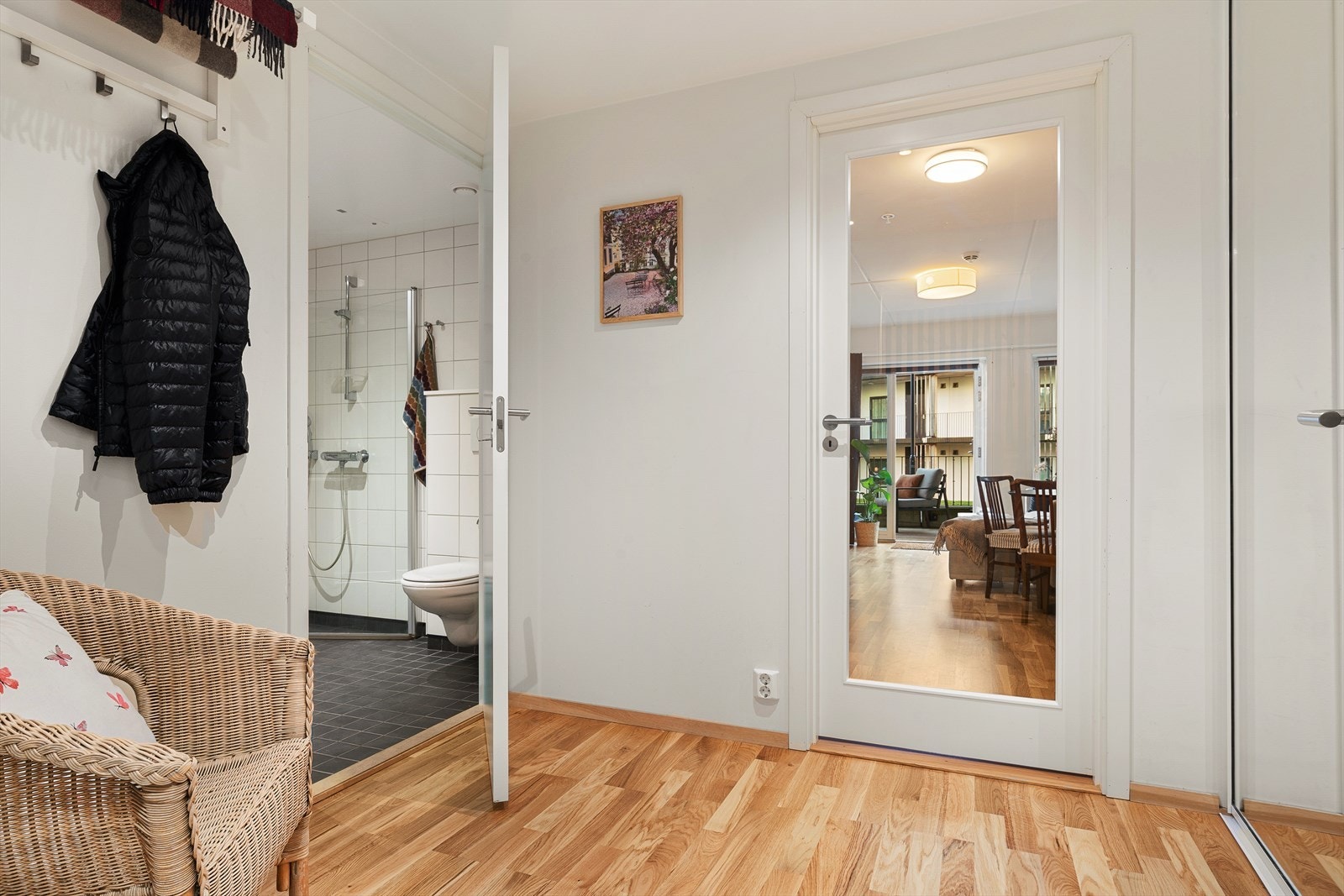 Romslig entré/gang på 6,9 m² Galleribilde