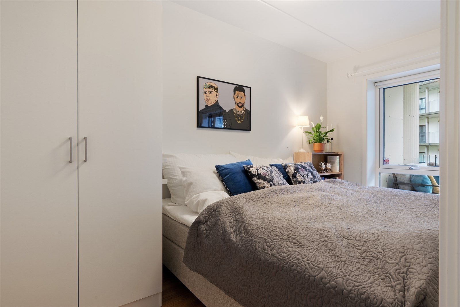 Det er plass til garderobeskap på begge sider av sengen Galleribilde