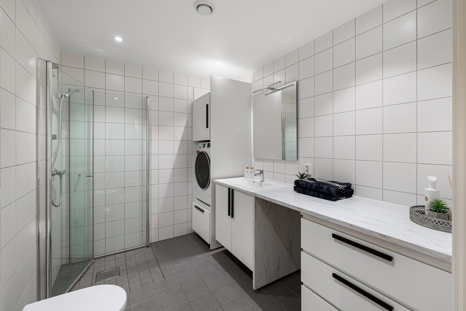 Praktisk opplegg for vaskemaskin gjør badet både funksjonelt og lettstelt. Galleribilde