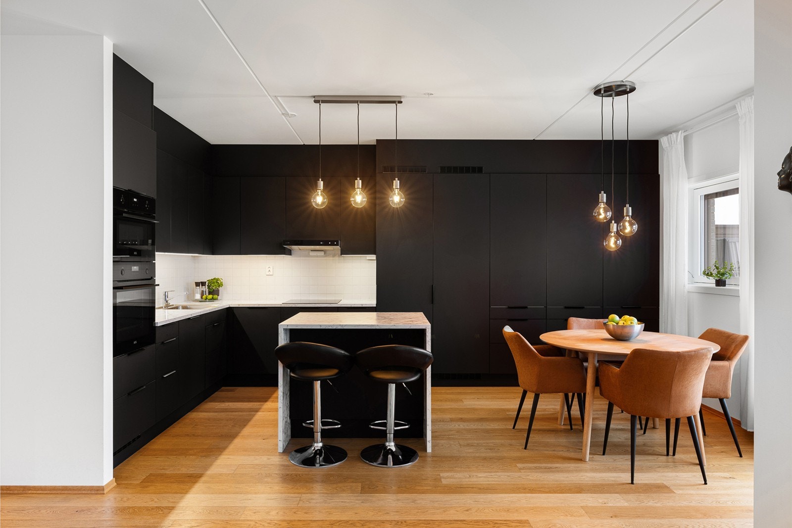 Stian Berglund v/ Notar Romerike har gleden av å presentere Trevaliglia 2.
Foto: Foto by Helene. Galleribilde