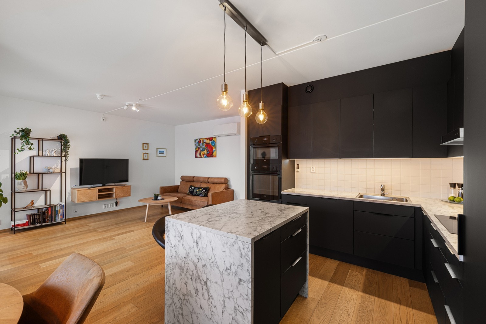 Praktisk kjøkkenøy gir ekstra arbeidsflate og fungerer som et naturlig samlingspunkt i hverdagen. Galleribilde