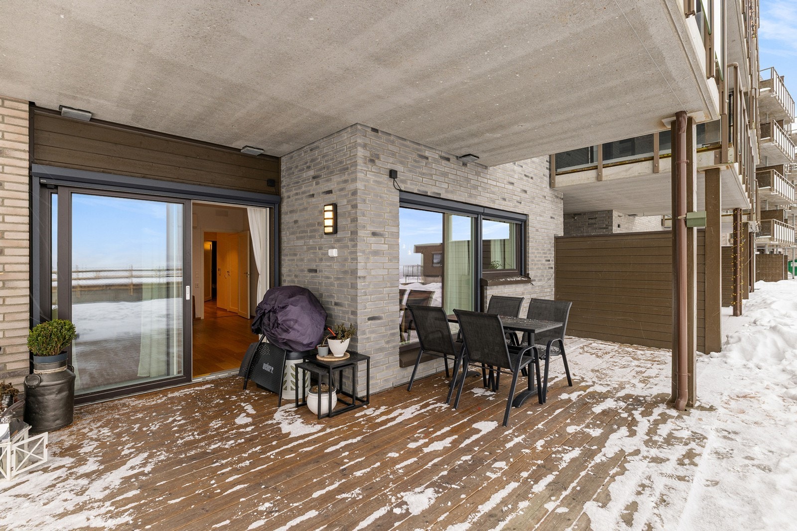 Overbygd terrasse på 21 kvm, med god plass til både spisegruppe og utemøbler. Galleribilde