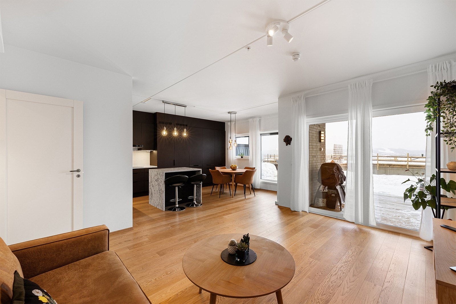 Åpen stue og kjøkkenløsning, noe som gir en sosial og funksjonell planløsning. Galleribilde