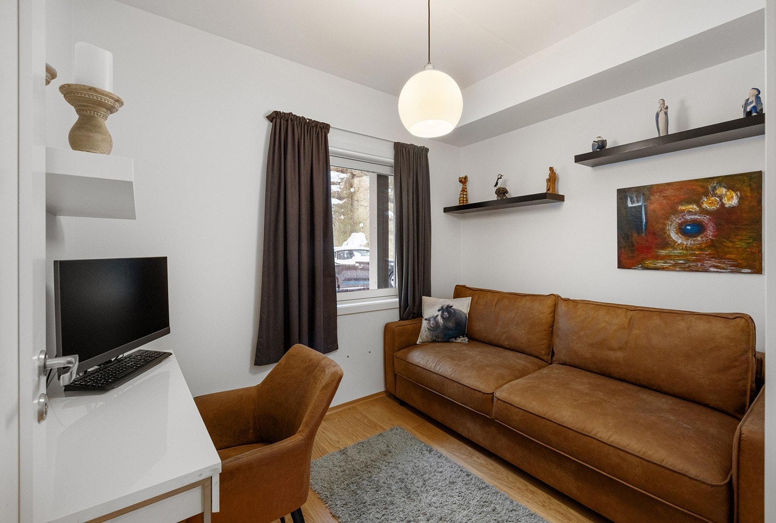 Leilighetens andre soverom er pent og funksjonelt som egner seg godt som barnerom, gjesterom eller hjemmekontor. Galleribilde