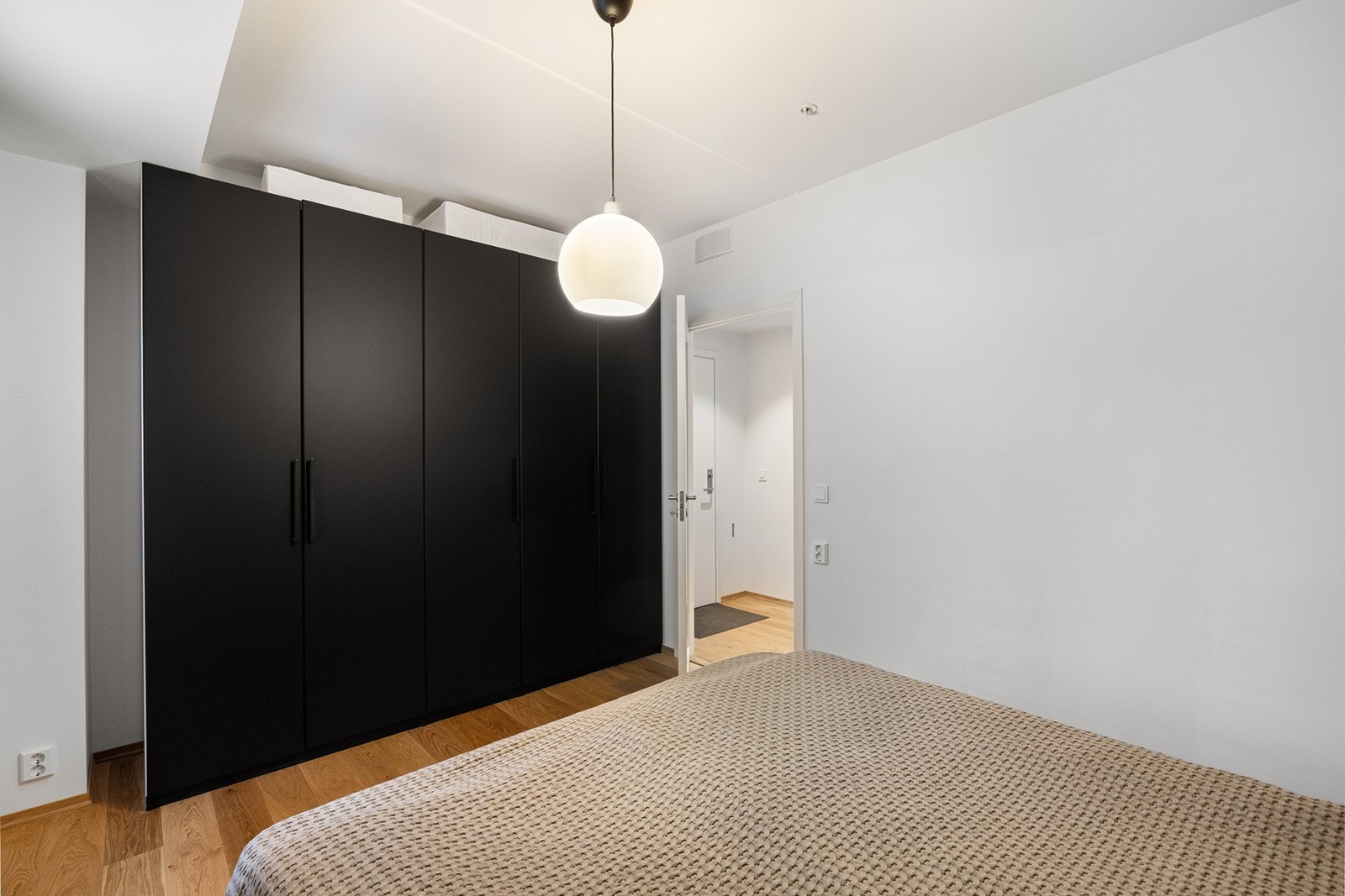 Praktisk garderobeløsning med rikelig oppbevaringsplass gjør rommet funksjonelt og ryddig. Galleribilde