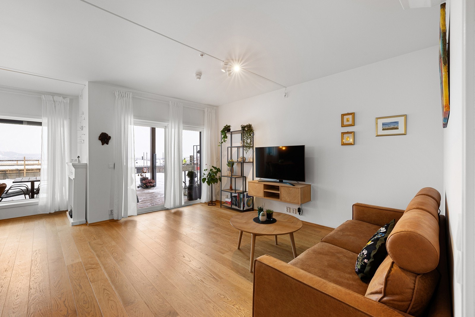 Leiligheten har store vindusflater som slipper inn rikelig med naturlig lys. Galleribilde