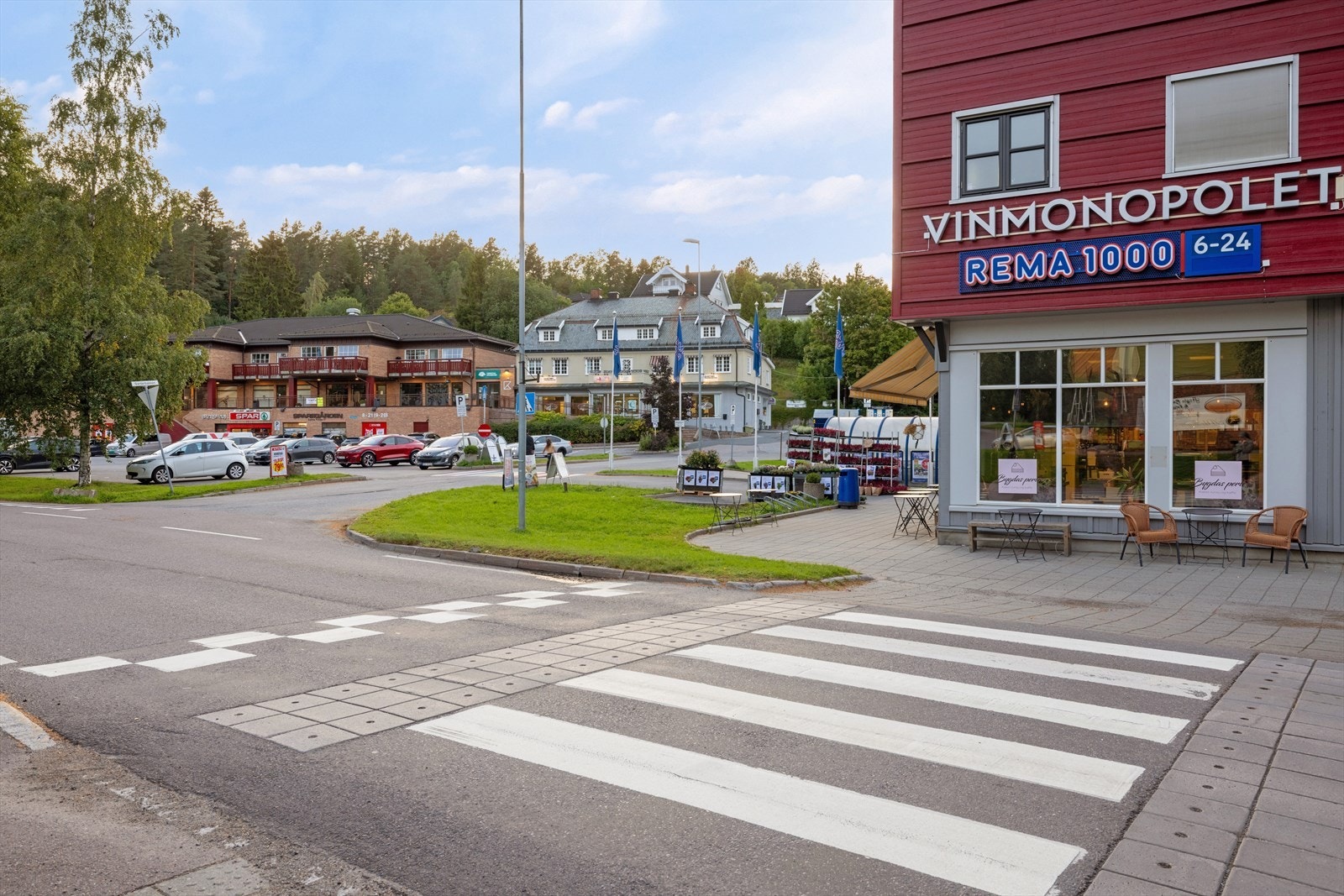 Fetsund sentrum blant annet vinmonopol, apotek, interiørbutikk, dyrebutikk, blomsterforretning, treningssenter og flere helsetilbud. Galleribilde