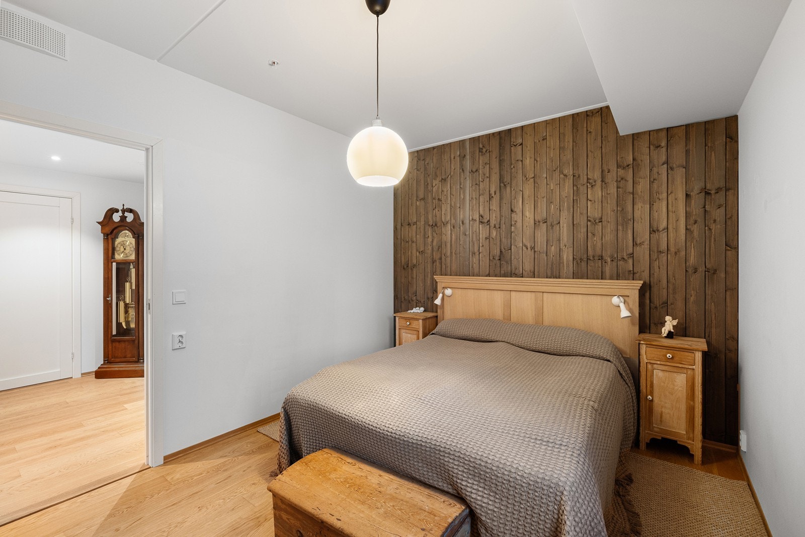 Romslig hovedsoverom med god plass til dobbeltseng og tilhørende møbler. Galleribilde