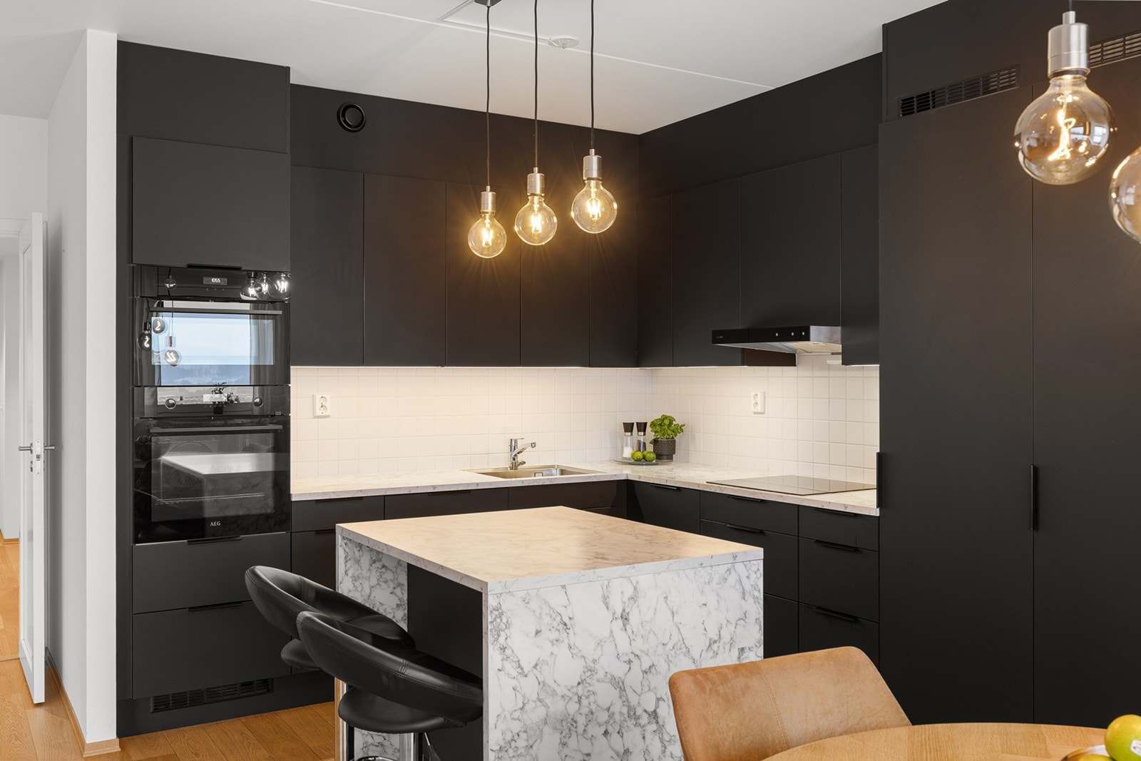 Det er rikelig med skap- og benkeplass, samt integrerte hvitevarer som bidrar til et helhetlig og ryddig preg. Galleribilde