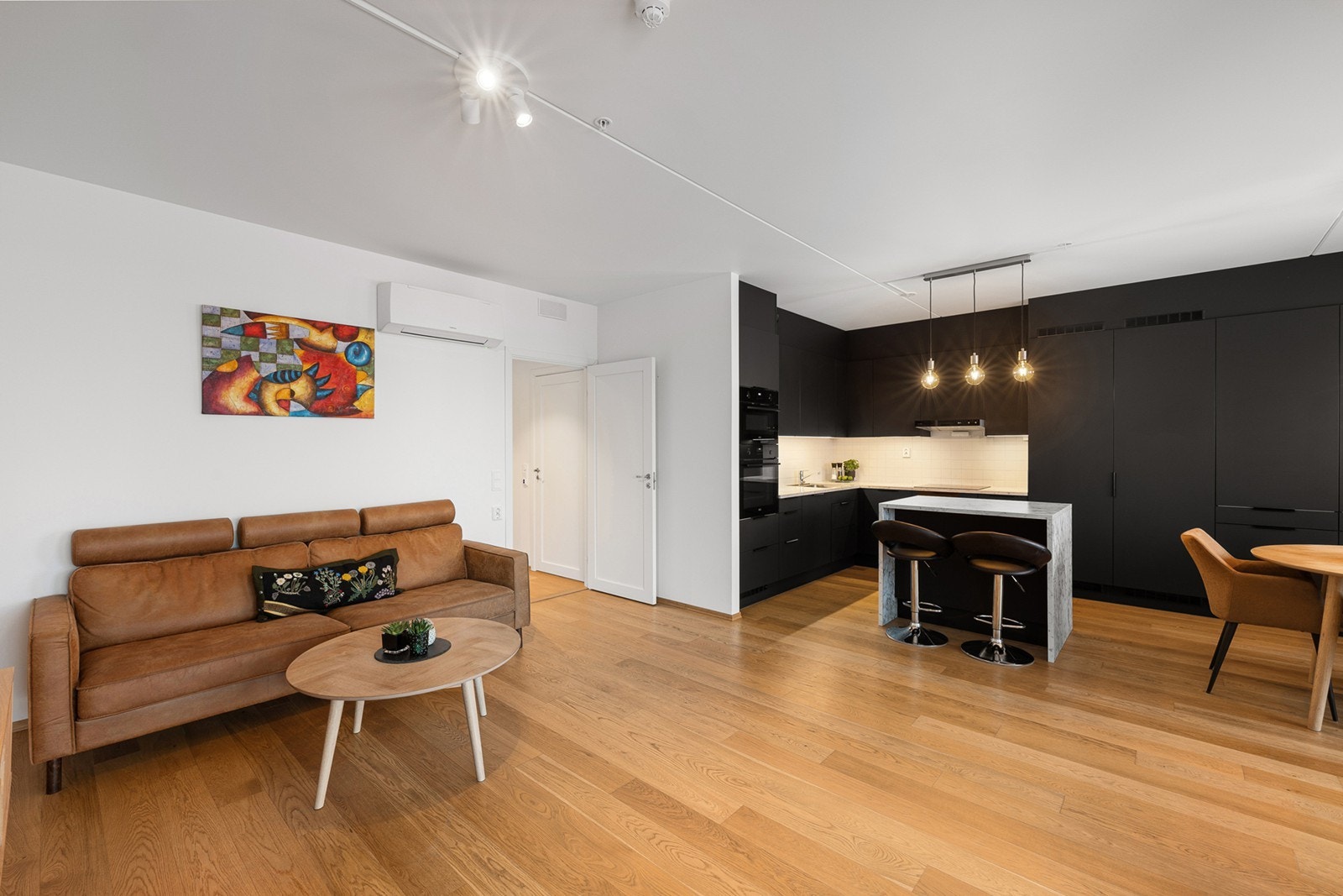 Rommet er utstyrt med varmepumpe, som gir energieffektiv oppvarming og et komfortabelt inneklima året rundt. Galleribilde