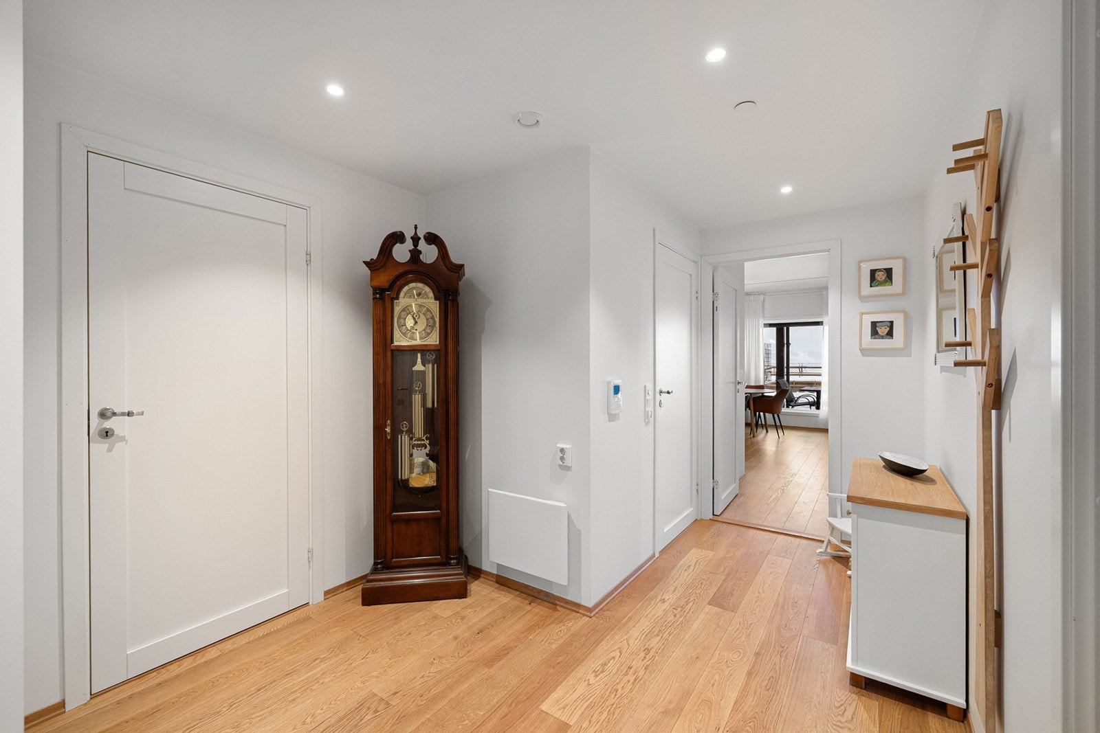 Lys og innbydende entré med god plass til oppbevaring. Galleribilde