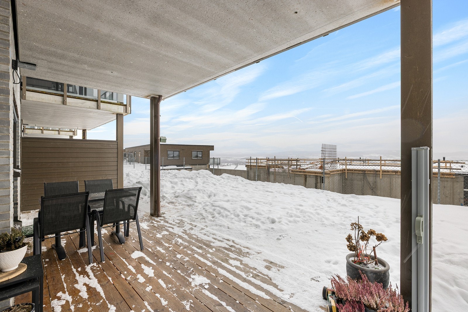 Uteplassen ligger i tilknytning til stue/kjøkken og gir en fin forlengelse av oppholdsrommet i sommerhalvåret. Galleribilde