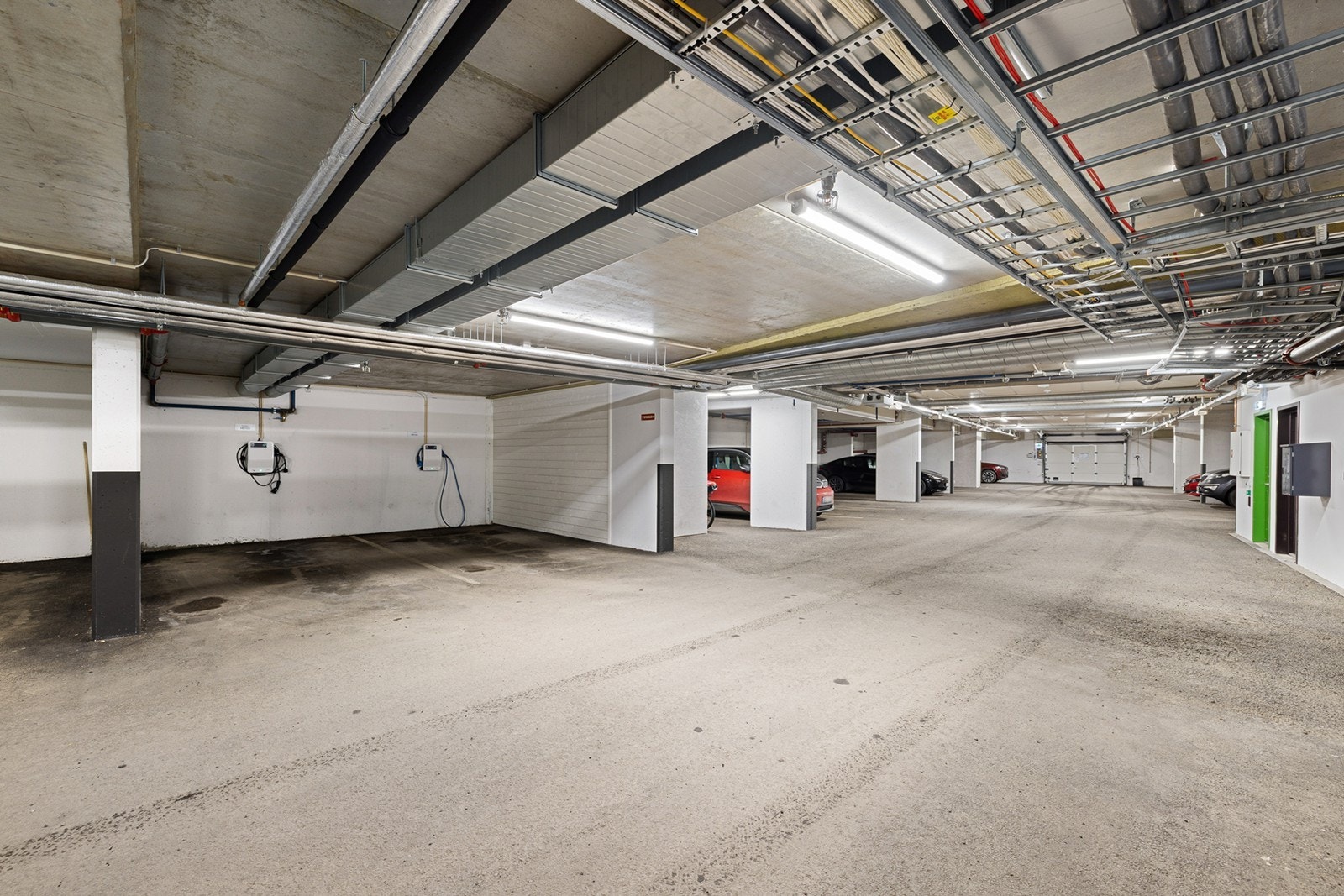 Det medfølger en garasjeplass med el-lader i felles garasjeanlegg. Galleribilde