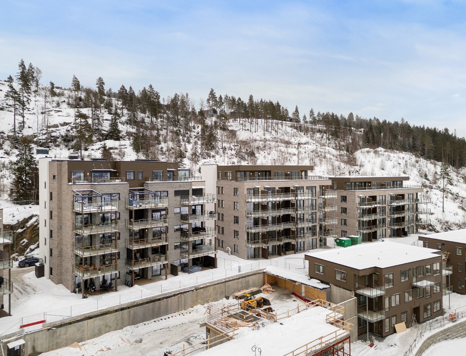 En stilren 3-roms selveierleilighet fra 2022 med hyggelig terrasse og garasjeplass med lader, beliggende på populære Løkenåsen. Galleribilde