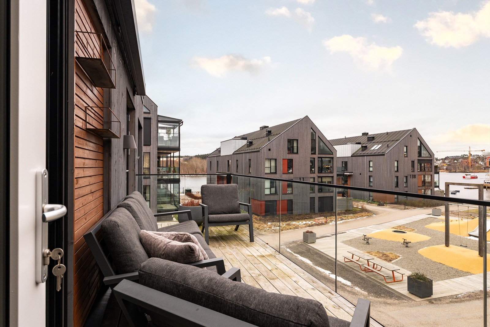 På balkongen kan du glede deg over siktlinje til Vesterelven i to retninger. Delikat rekkverk i stolpefritt glass ivaretar både utsikten og de gode solforholdene. Galleribilde