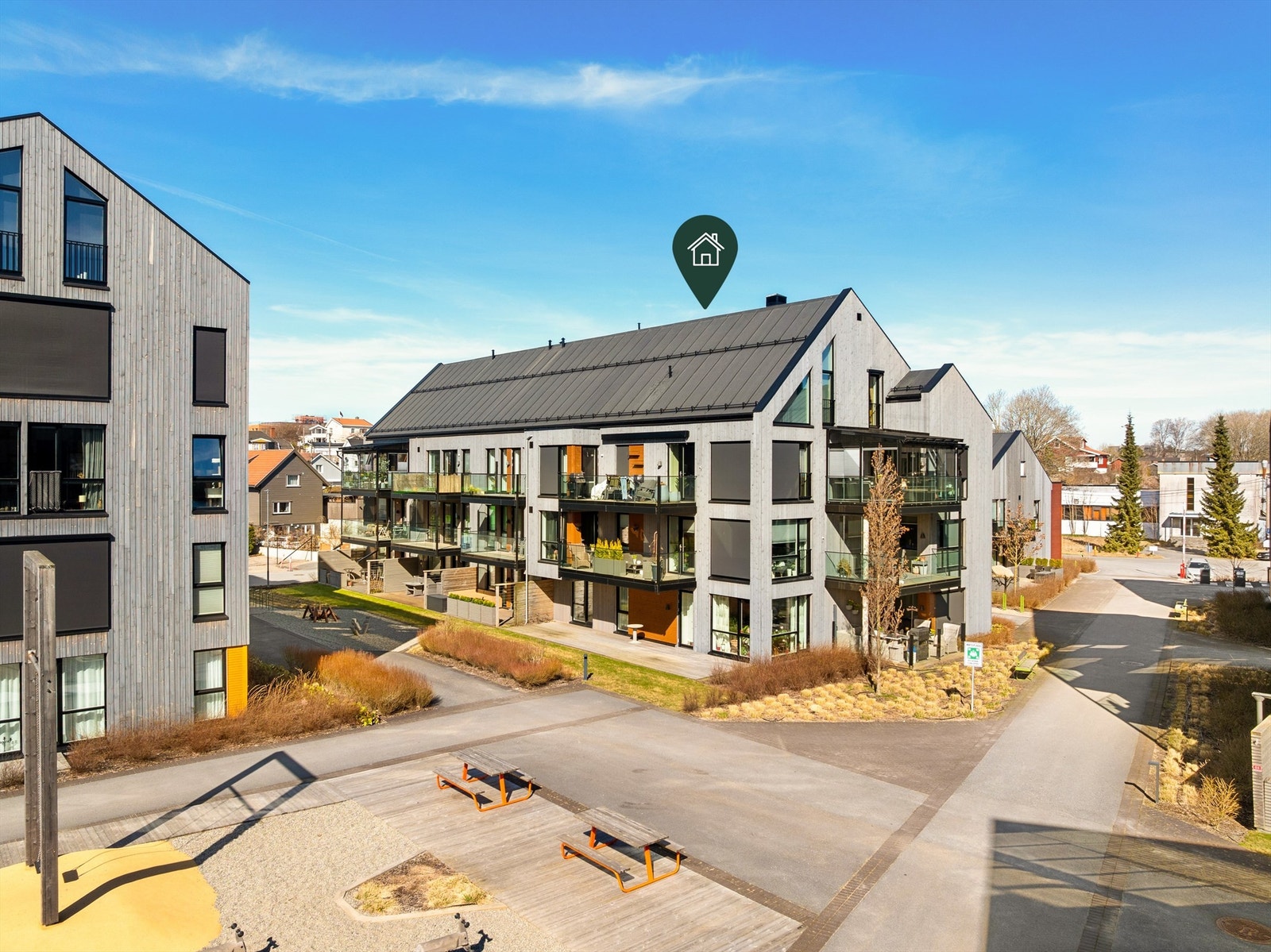 Leiligheten ligger på enden av øverste etasje, med stor himlingshøyde og hems. Beliggenheten er meget god, både i bygget og internt i sameiet. Fotograf; Kristoffer Kristiansen. Galleribilde