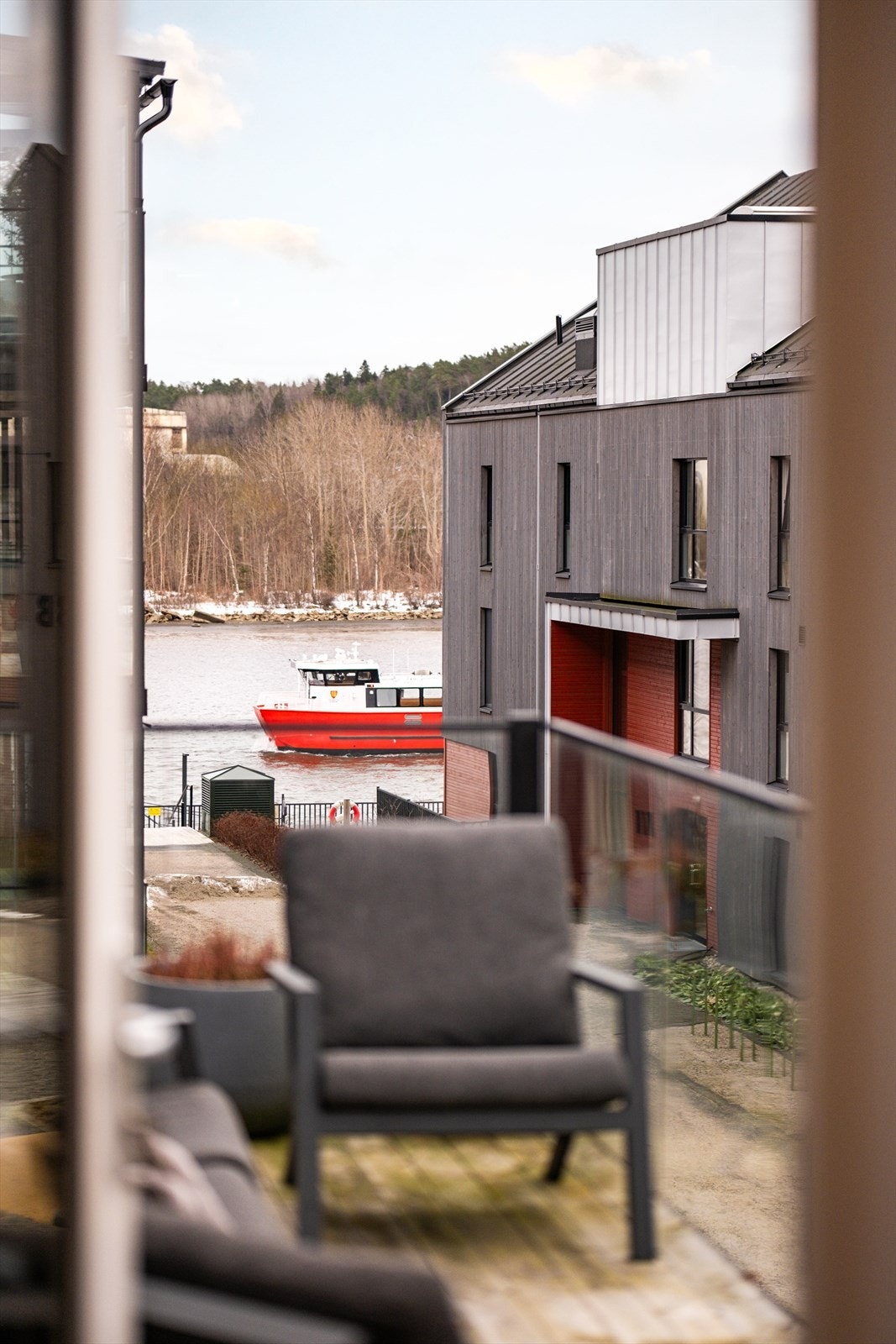 Fra hovedsoverommet kan du gå rett ut på den sørvendte balkongen, med gode solforhold og flott utsikt. Galleribilde