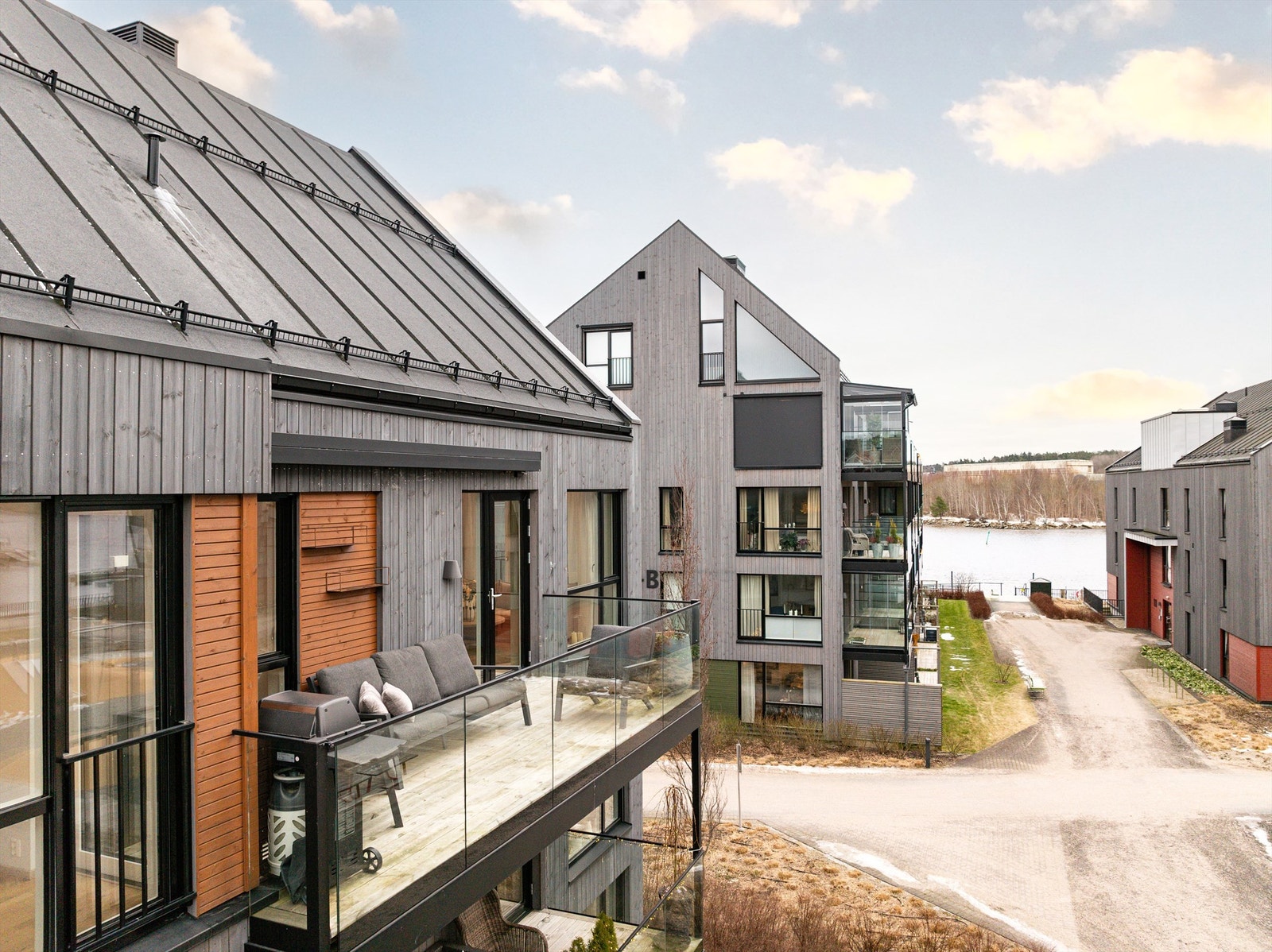 Solforholdene er meget gode, dagen gjennom.
Her er det ingen overbygg som skaper skygge på balkongen, elektrisk markise montert. Galleribilde