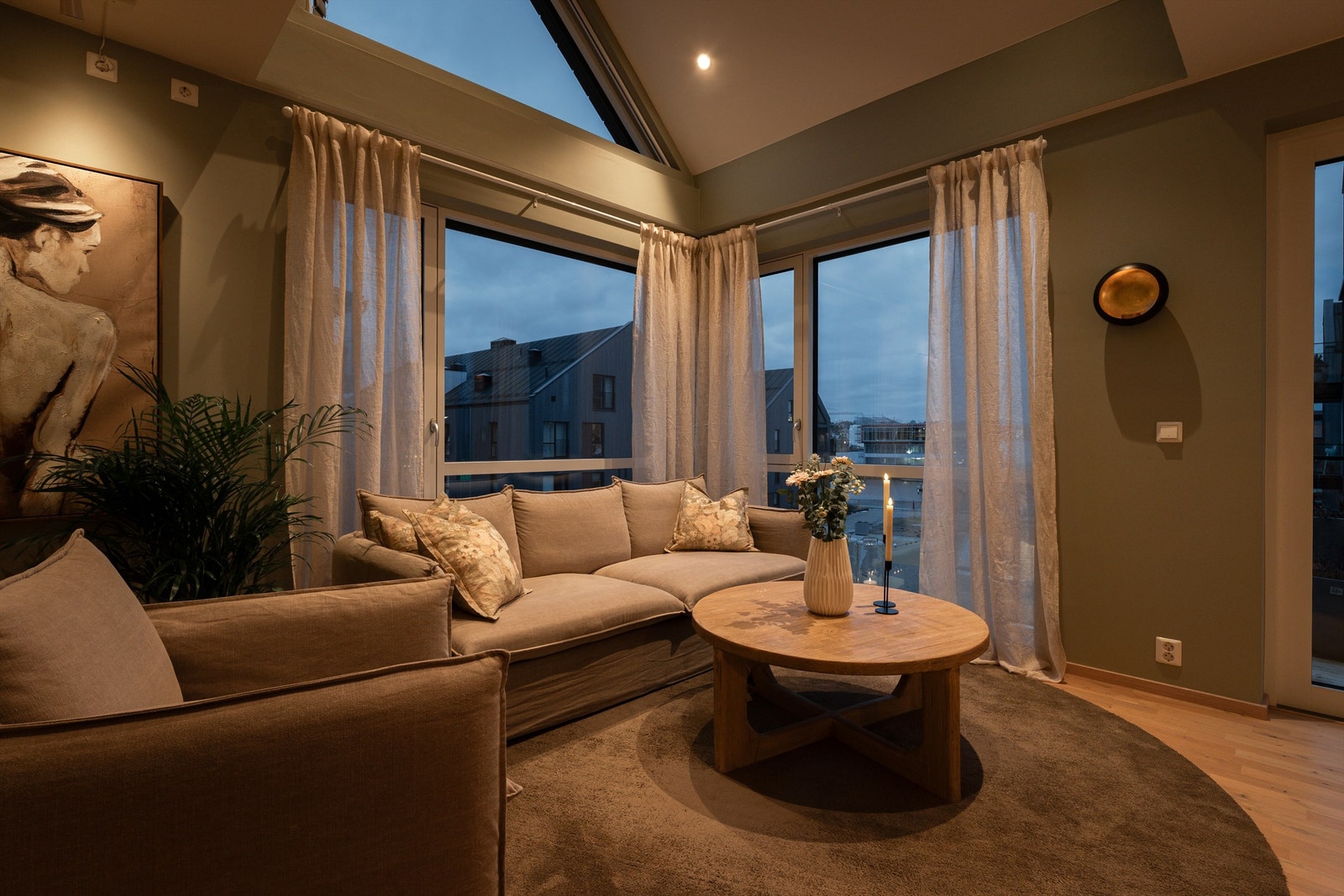 Høy himling over stuen skaper en åpen og luftig romfølelse. Galleribilde