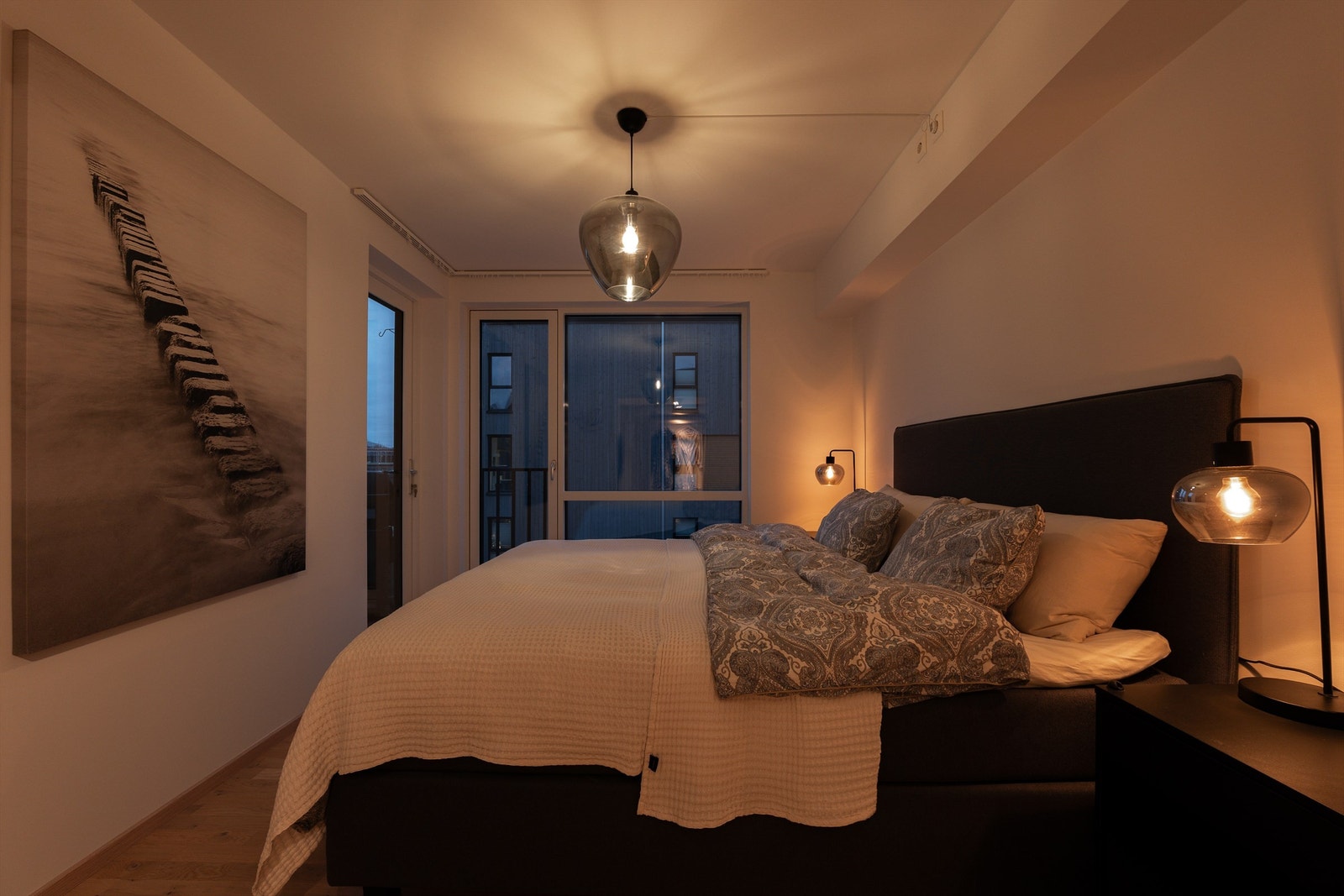 Motoriserte utvendige screens er montert på solutsatte vinduer, inkludert soverommenes vinduer. Galleribilde